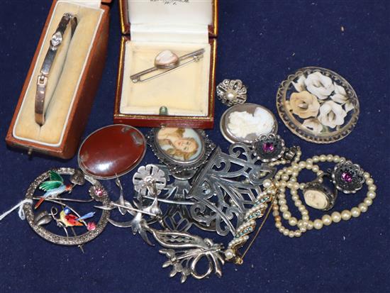 Mixed costume jewellery etc. including sterling silver and enamel bird brooch and a silver belt buckle.